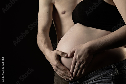 Photo: babybauch mit händen als symbol der liebe babybauch mit händen als symbol der liebe
