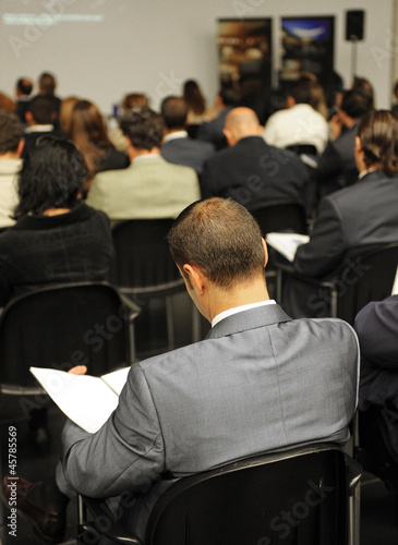 Photo: Hombre de negocios en una reunión comercial Hombre de negocios en una reunión comercial