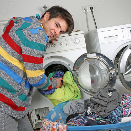 Photo: Hausmann wäscht Wäsche Hausmann wäscht Wäsche