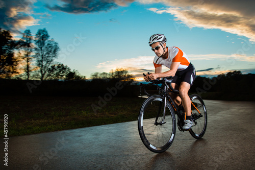Photo: Triathlet auf dem Fahrrad Triathlet auf dem Fahrrad