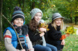 Kinder in einem herbstlichen Park