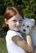 Jeune fille et son bichon maltais