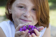 Jeune fille offrant des fleurs