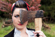 Portrait einer Frau mit Axt