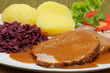 Schweinebraten, Klöße, Rotkohl