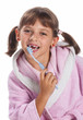 bambina si lava i denti