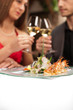 Photo: Paar beim Essen und Trinken in sehr gutem Restaurant Paar beim Essen und Trinken in sehr gutem Restaurant