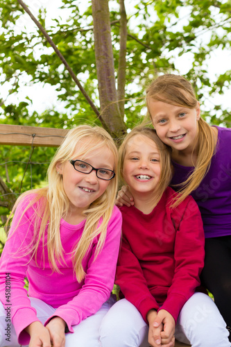 Photo: Glückliche Kinder im Garten und lachen Glückliche Kinder im Garten und lachen