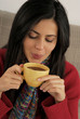 Mujer bebiendo una taza de té.bebida caliente.