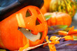 halloweendekoration mit Herbstlaub und Kürbissen