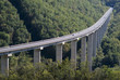 Foto: The viaduct over canyon in Ligurian Alps, Italy The viaduct over canyon in Ligurian Alps, Italy