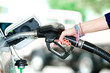 Frau tankt Diesel an Tankstelle- Zapfanlage