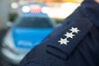 Polizist vor Polizeiauto
