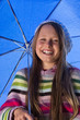 lachendes Mädchen unter Regenschirm