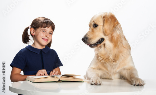 Photo: bimba e cane studiano bimba e cane studiano