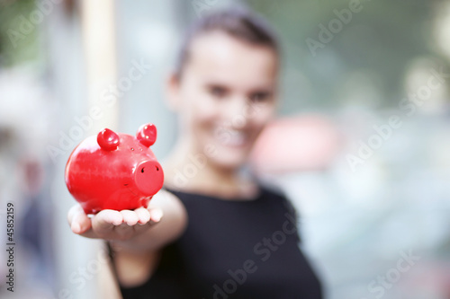 Photo: junge Frau mit Sparschwein junge Frau mit Sparschwein