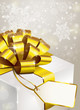 weihnachtsgeschenk mit goldener Schleife u. Label