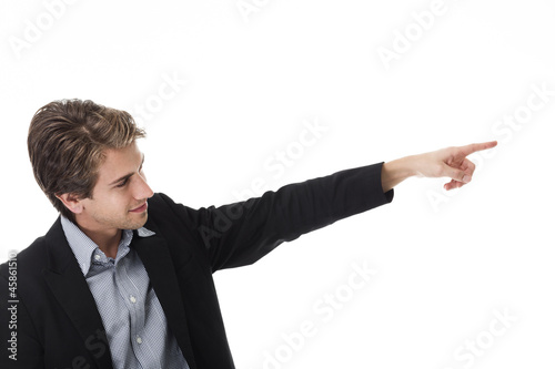 Photo: Mann zeigt mit dem Finger zur Seite Mann zeigt mit dem Finger zur Seite