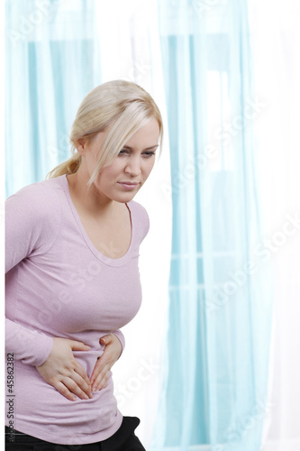 Photo: Frau mit Bauchschmerzen Frau mit Bauchschmerzen