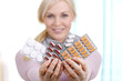 Blonde Frau mit Tabletten