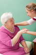 Krankenschwester besucht Seniorin