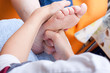 Pflegerin massiert Fuss einer Patientin
