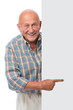 Senior mit Werbeschild