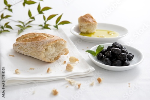 Photo: Brot und Oliven Brot und Oliven