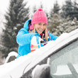Foto: Woman cleaning car windshield of snow winter Woman cleaning car windshield of snow winter