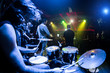 Foto: musicians play on stage musicians play on stage