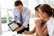 Foto: Manager presenting business plan with electronic tablet Manager presenting business plan with electronic tablet