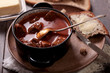 Wildgulasch mit Brot