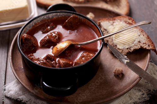 Photo: Wildgulasch mit Brot Wildgulasch mit Brot