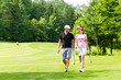 Junges sportliches Paar beim Golfen am Golfplatz