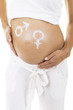Babybauch mit Schrift aus Hautcreme