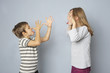 Zwei Kinder, Bruder und Schwester, sind frech