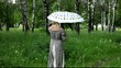 Беременная женщина с зонтом идёт на встречу к любимому мужчине