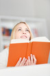 lächelnde frau mit buch