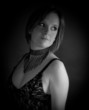 Photo: portrait et regard de femme en noir et blanc portrait et regard de femme en noir et blanc