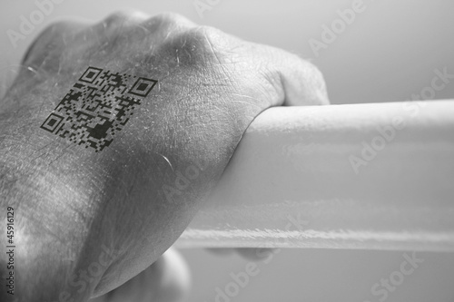 Photo: Senioren Hand mit QR-Code Senioren Hand mit QR-Code
