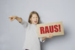 Wütendes Mädchen schmeisst jemanden raus