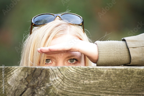Photo: Beobachtende Frau Beobachtende Frau