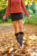Frau im Herbstlaub