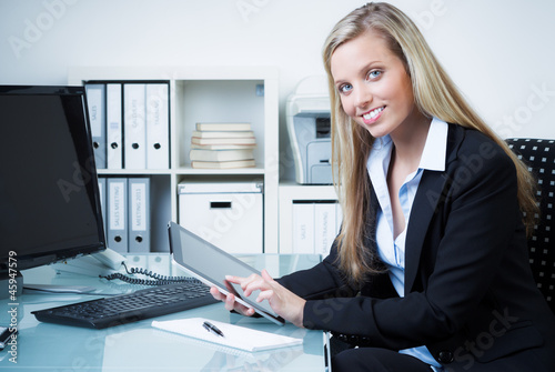 Photo: sekretärin arbeitet mit einem tablet pc sekretärin arbeitet mit einem tablet pc