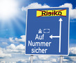 Wegweiser mit Risiko und auf Nummer sicher