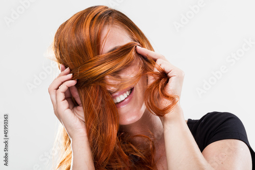 Photo: Hübsche Frau versteckt sich hinter Haarsträhne Hübsche Frau versteckt sich hinter Haarsträhne