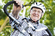 seniior mit fahrrad