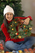 Foto: Joven mujer adornando la casa de navidad,árbol de navidad. Joven mujer adornando la casa de navidad,árbol de navidad.