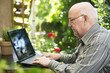 senior mit notebook