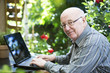 senior mit notebook